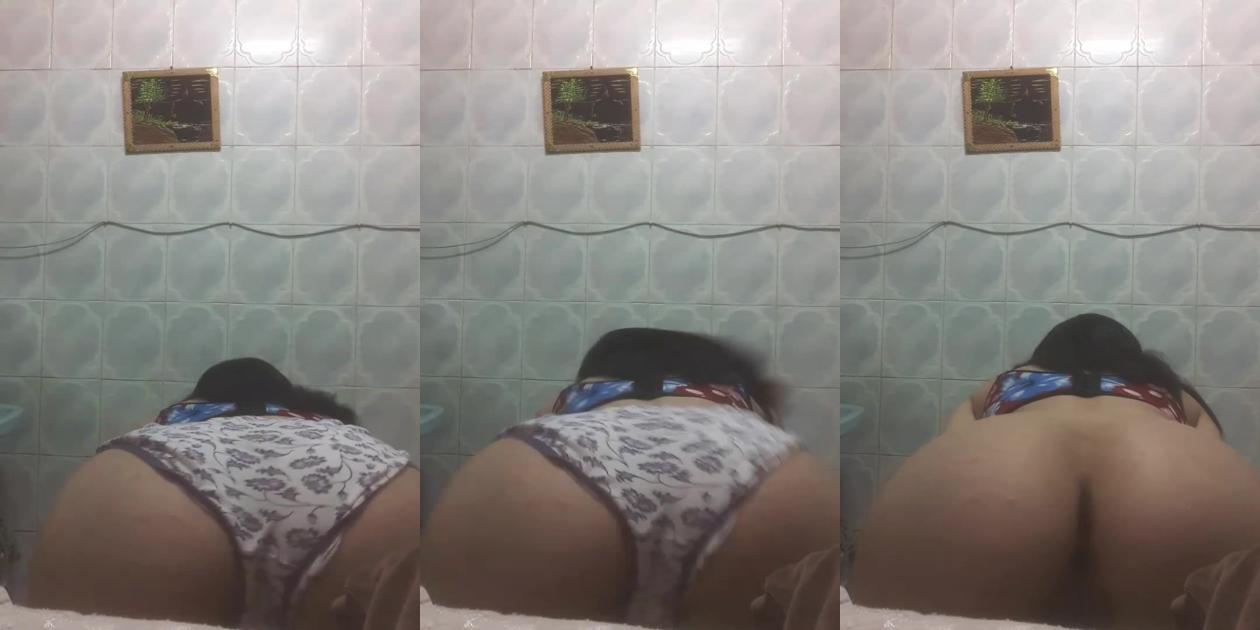 عرض طيز في الحمام