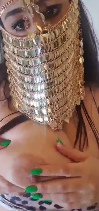 دانا المصرية تعرض جسمها في عرض فردي فاجر